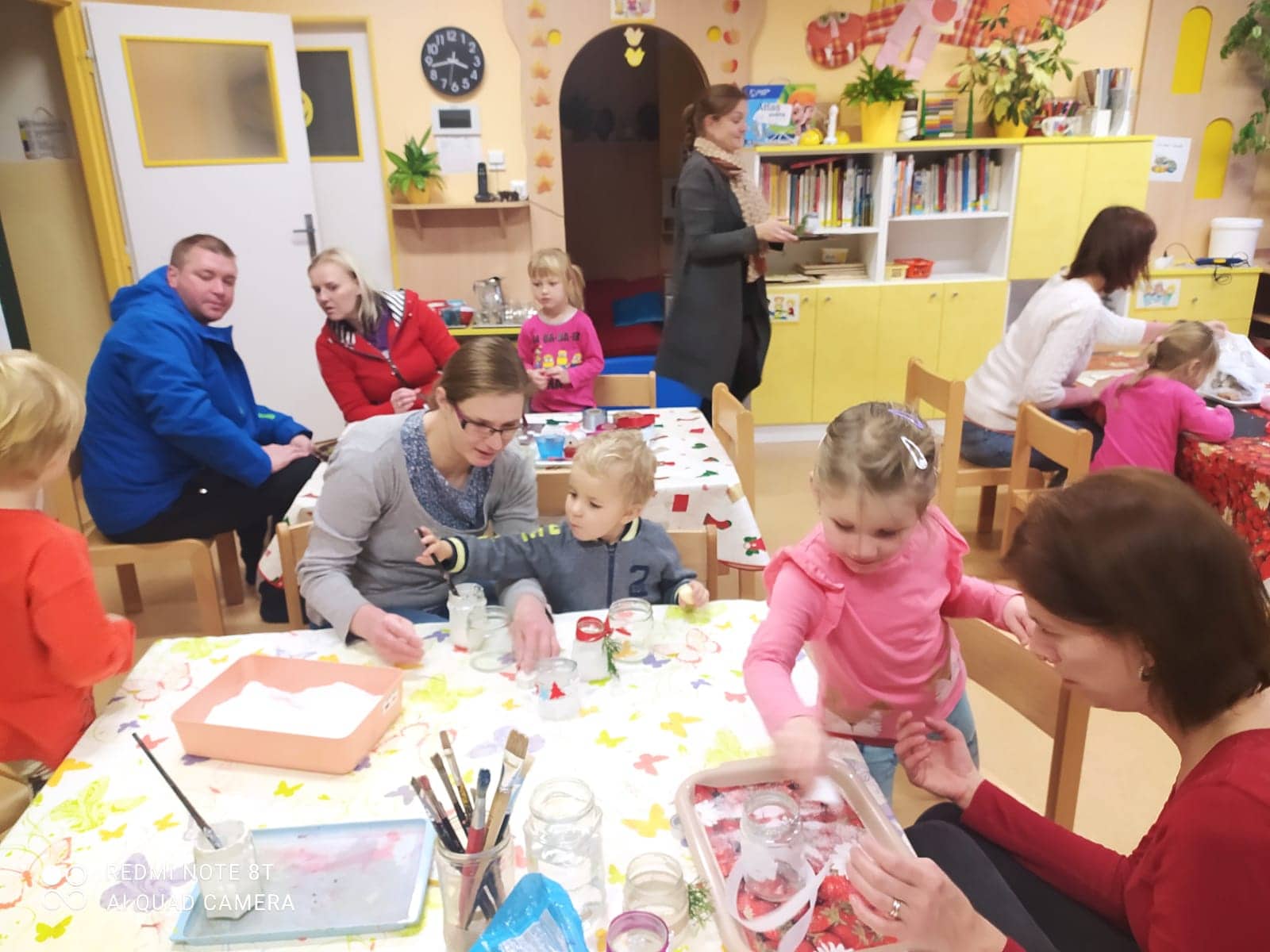 obrázek zpráva Děti ze žlutého klíčku společně s rodiči vyráběly svícínky a vánoční ozdoby